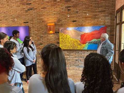 Estudantes entrevistam artista que inaugura exposição neste sábado na Villa Francioni